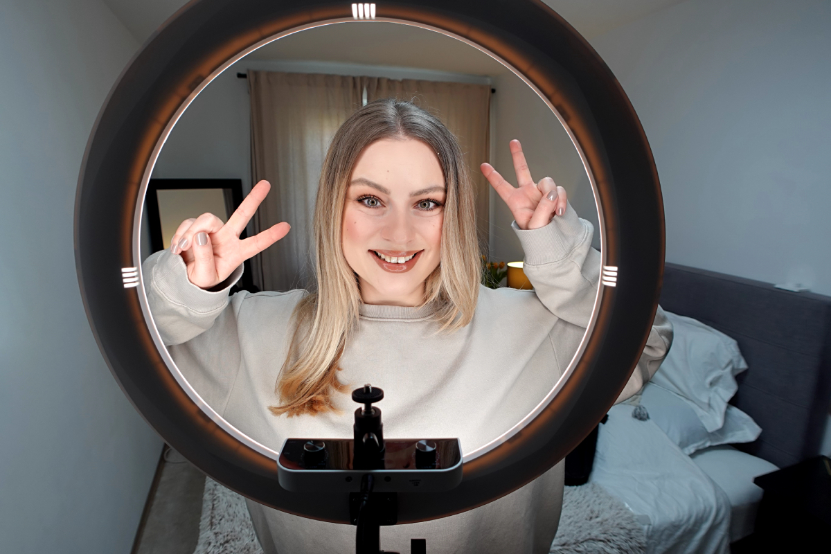 Klara Vyletal Neewer Ring Light